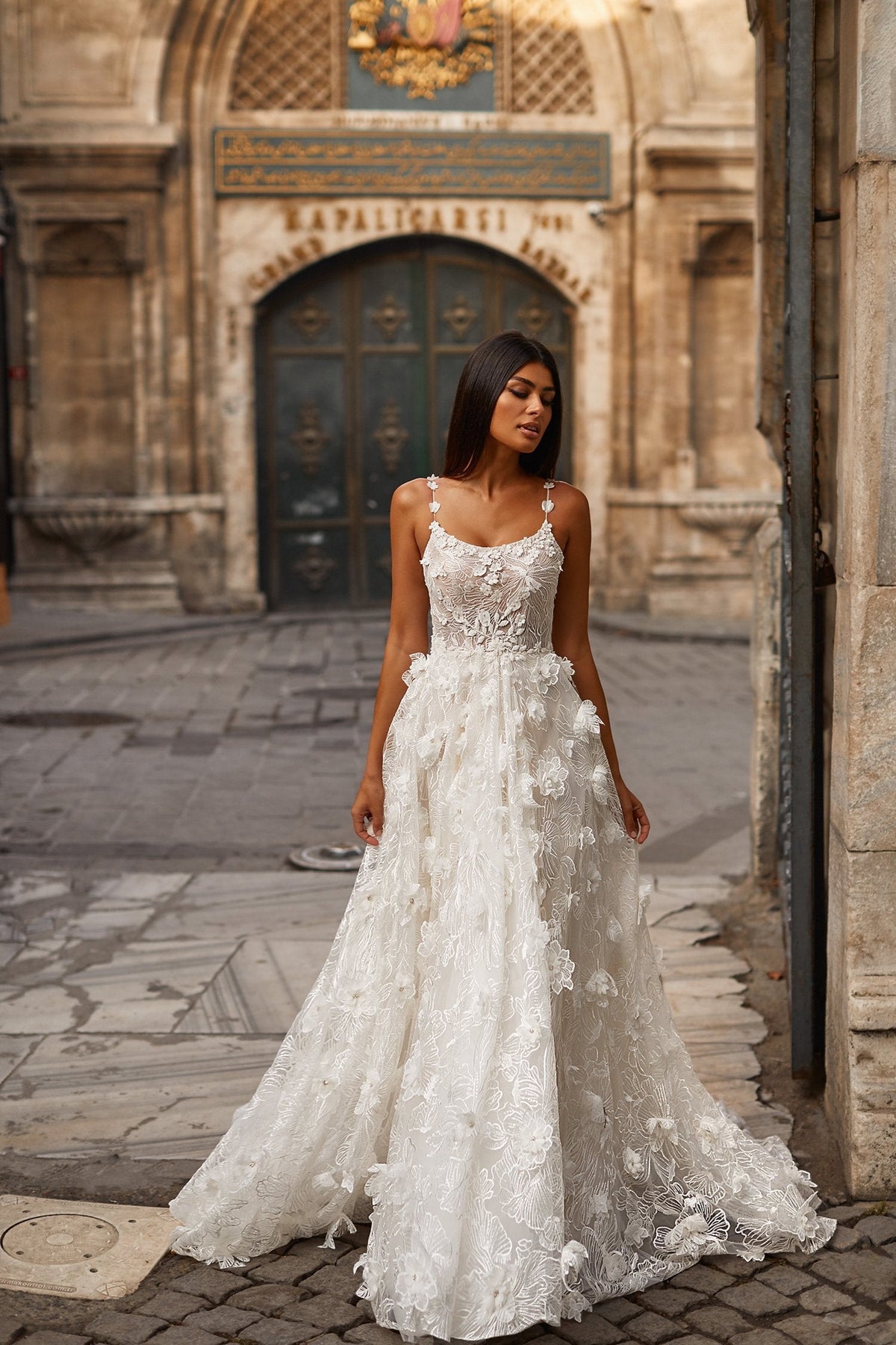  Classic Long Lace Wedding Dresses A-Line Off Shoulder